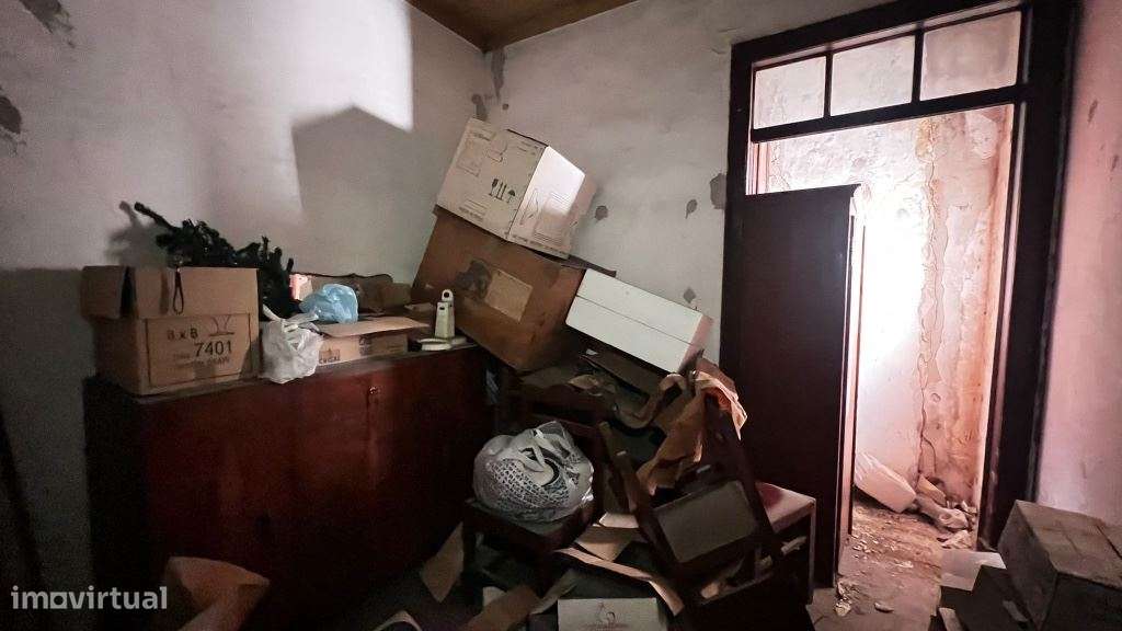 Pizzaria e Habitação no 1º andar no Centro do Montijo - Para renovar-26
