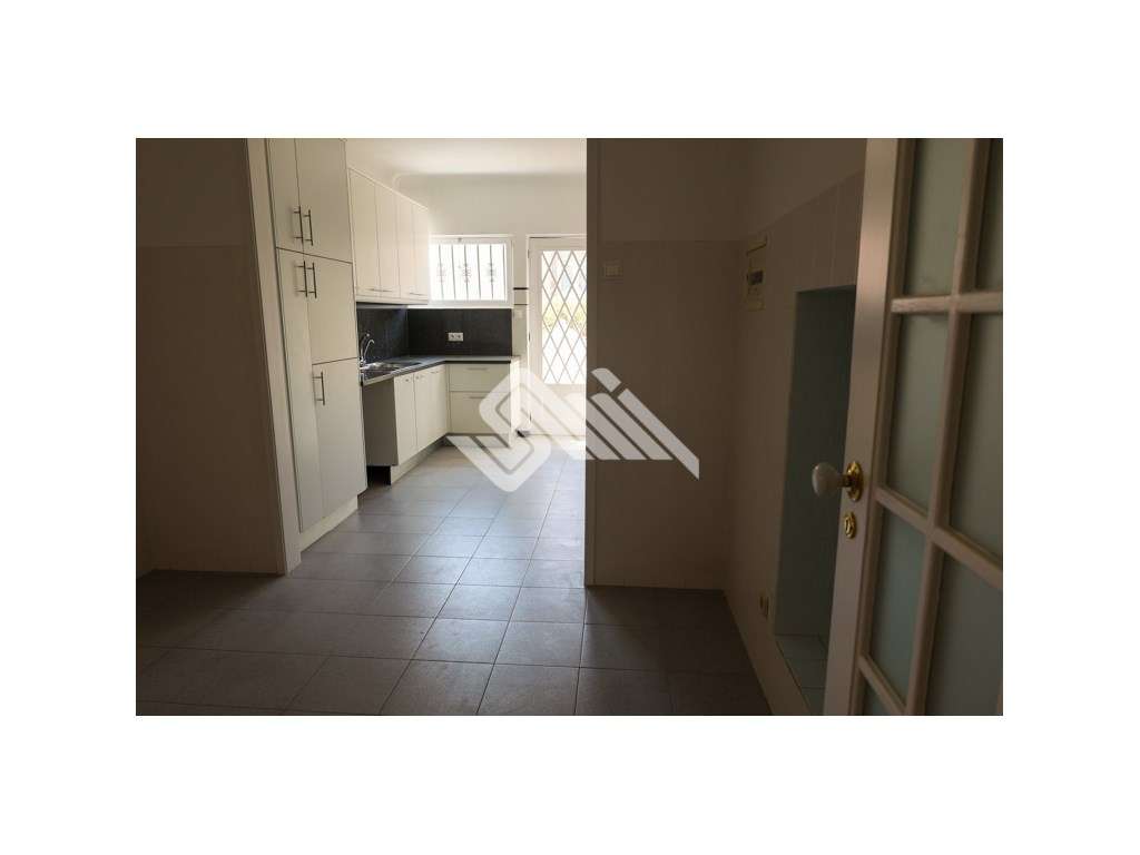 Moradia T5 c/Jardim Campo Alegre-3