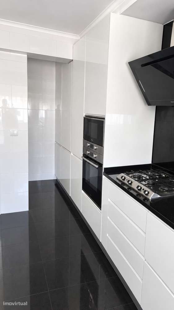 T3 Brandoa, totalmente renovado com garagem-0