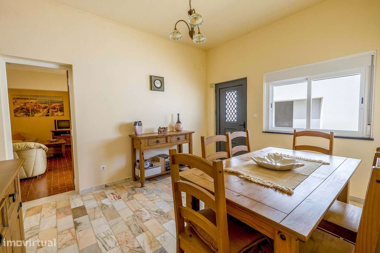 MORADIA TIPICA  GEMINADA  COM 3 QUARTOS  E TERRAÇOS NO CENTRO DE ESPIC - Grande imagem: 2/32