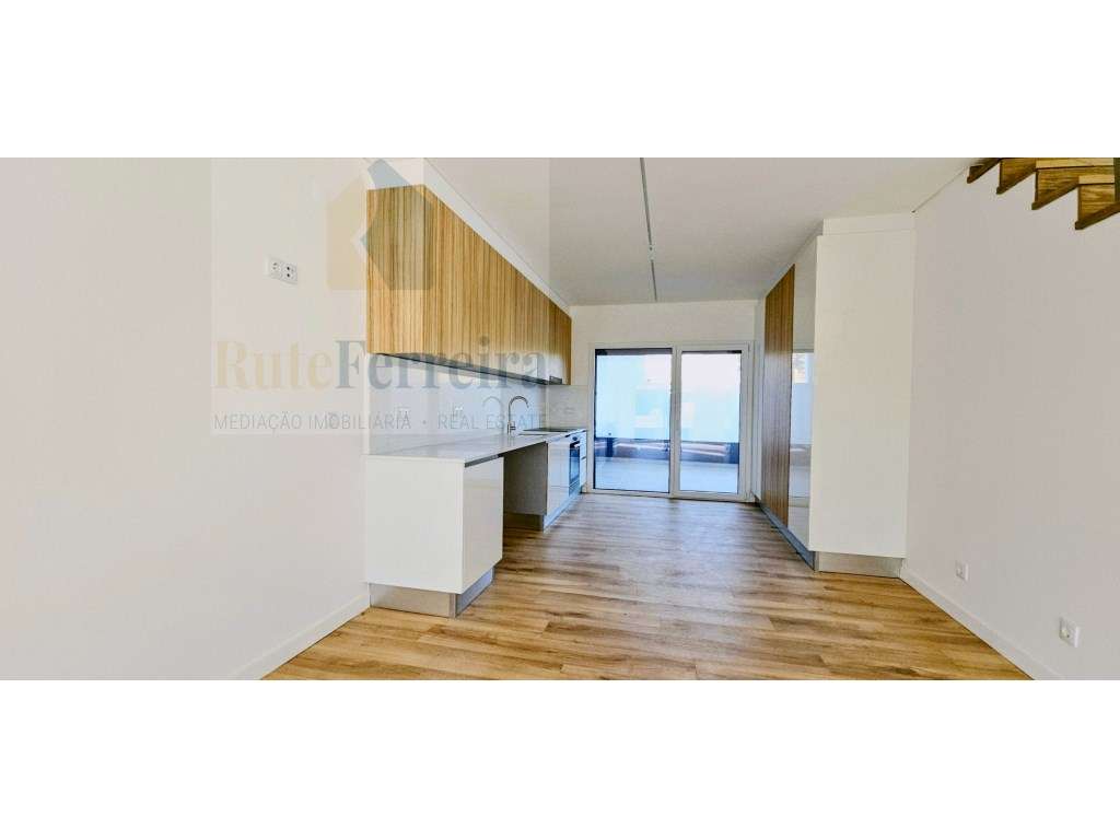 Espetacular Moradia T4 Nova, com Garagem e Logradouro!-13