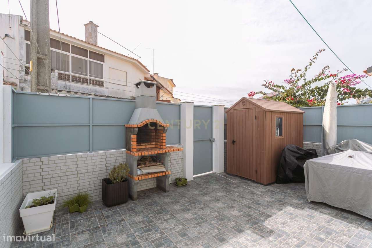 Moradia T3 com pátio localizada em Cascais !-12