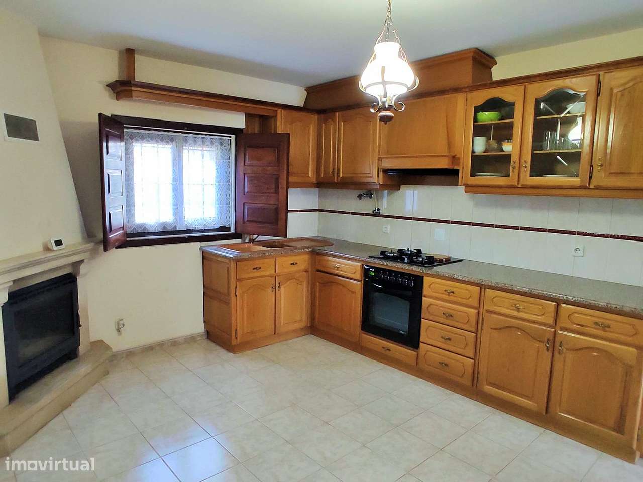 Moradia T3 isolada com jardim, terraço e garagem-5