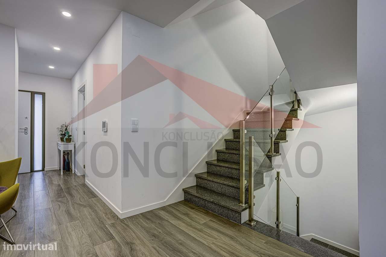 Moradia T4 de arquitetura moderna, estado de nova.-16