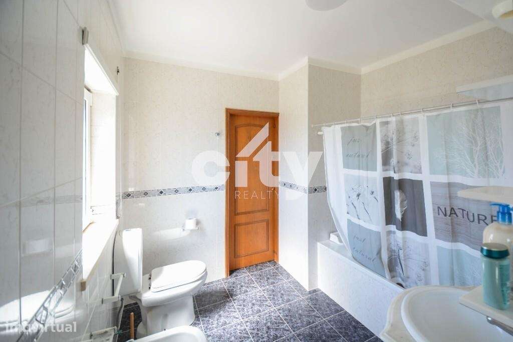 MORADIA T4  COM GARAGEM, LOTE -700 m2, ÁREA DE CONSTRUÇÃO 363 m2-17