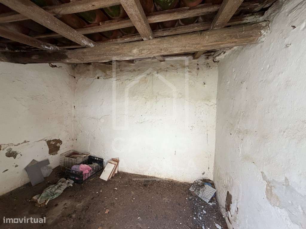 Moradia T4 com quintal e garagem em Cuba para obras-17