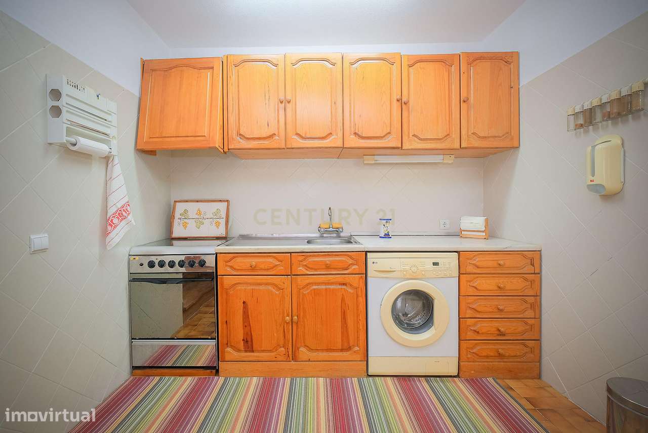 Moradia T5 em Carcavelos — Espaço, Conforto e Localização Privilegiada-35