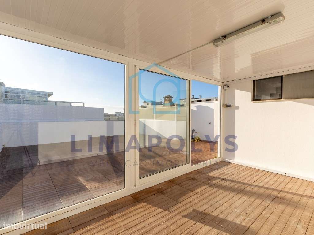 Apartamento T1 renovado com terraço privado-11