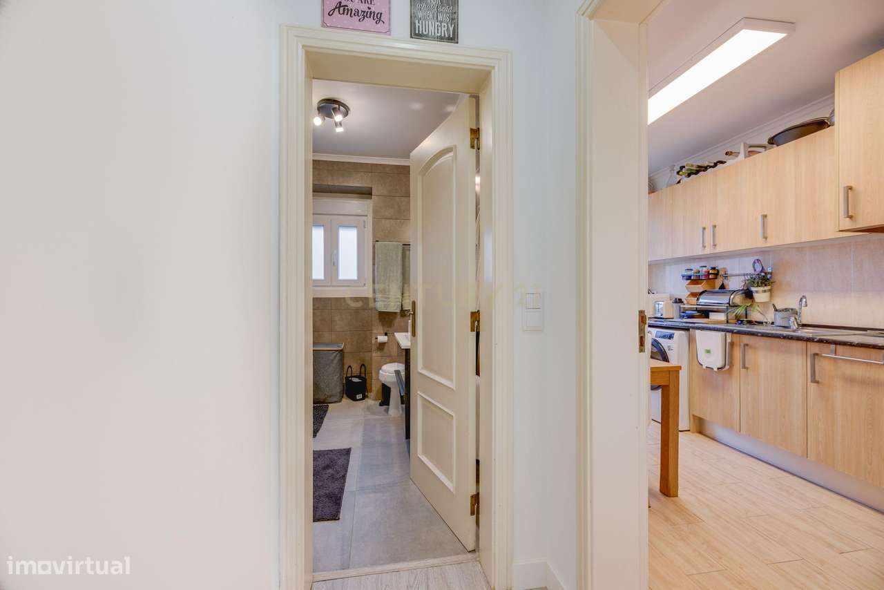 Apartamento T2 Renovado no Coração da Portela de Sintra-11