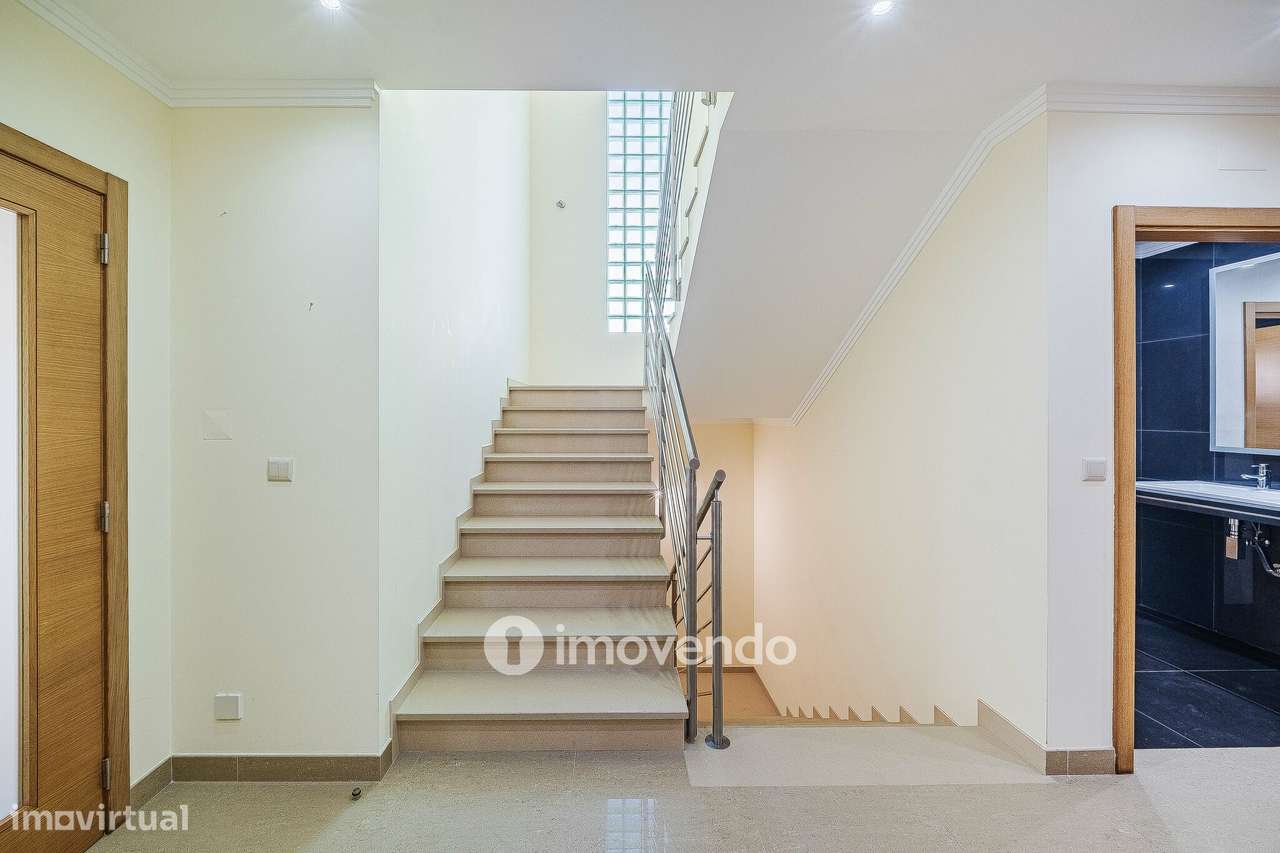 Moradia T4, com condomínio com piscina, em Almargem do Bispo-35