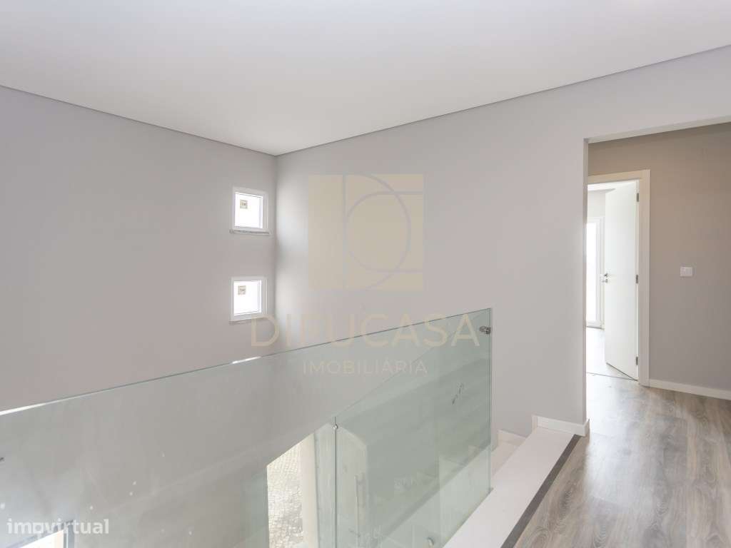 R235 - Moradia T4 Pronta Habitar Centro de Fernão Ferro-24