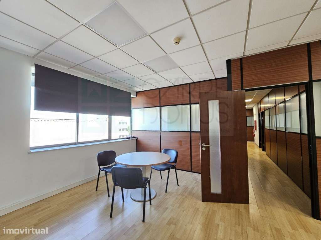 Amplo Armazém com escritórios na Nacional 10, Alverca do Ribatejo-16