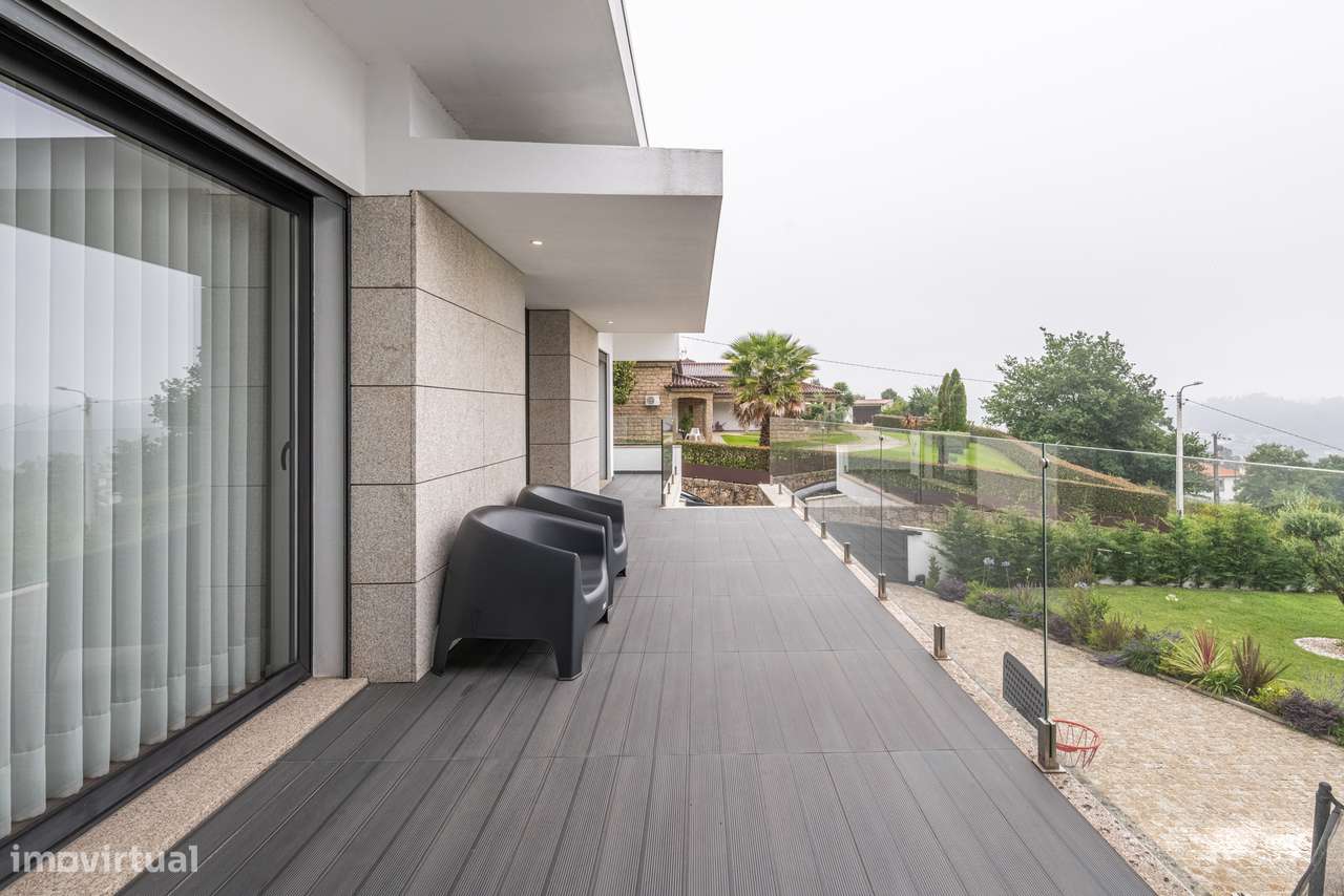 Moradia de Arquitetura Contemporânea com Piscina | Fafe-47