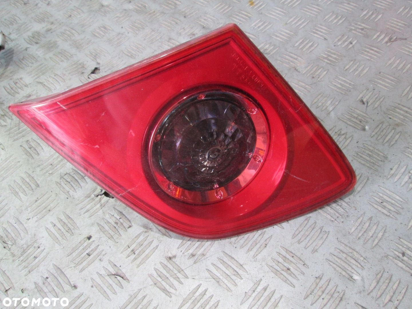 LAMPA TYŁ PRAWA W KLAPĘ MAZDA 3 BK HB 03- - 2