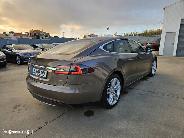 Tesla Model S - 6