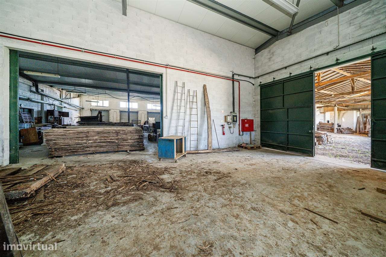 Conjunto de Pavilhões Industriais para Reabilitação | Parada de Tibães-11