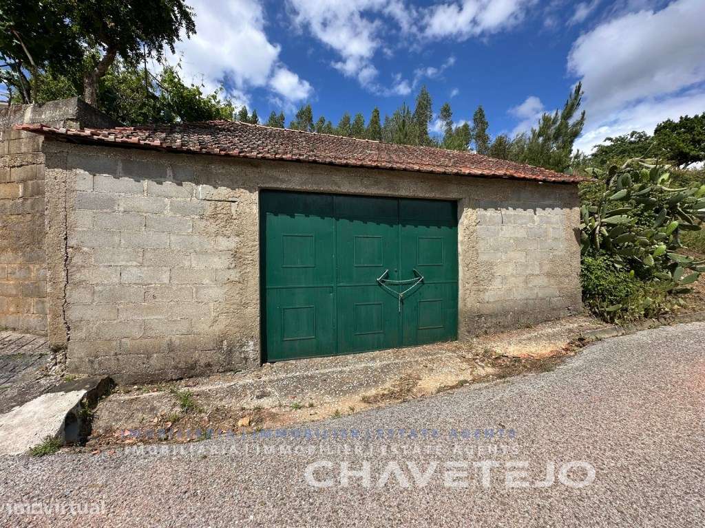 Quintinha com duas casas de campo e uma arrecadação a cerca de 4 km...-43