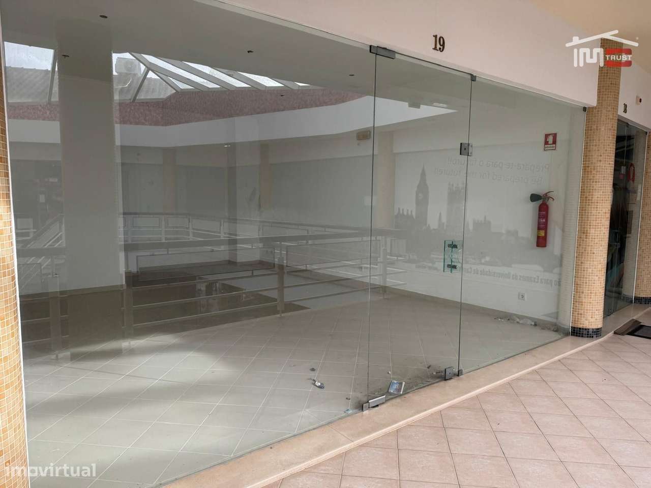 ótima loja em centro comercial com WC - Grande imagem: 1/3