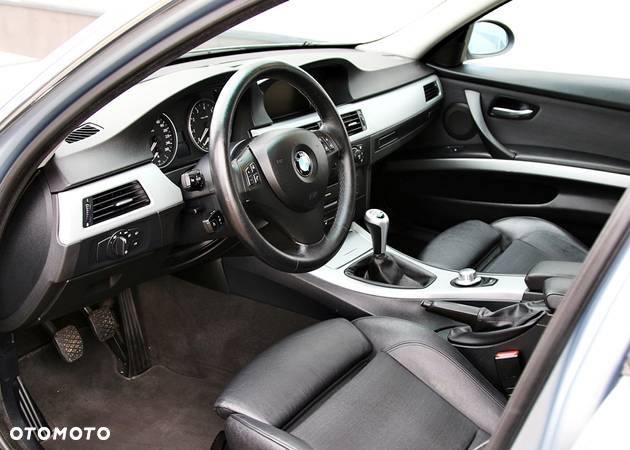 BMW Seria 3 325i - 24