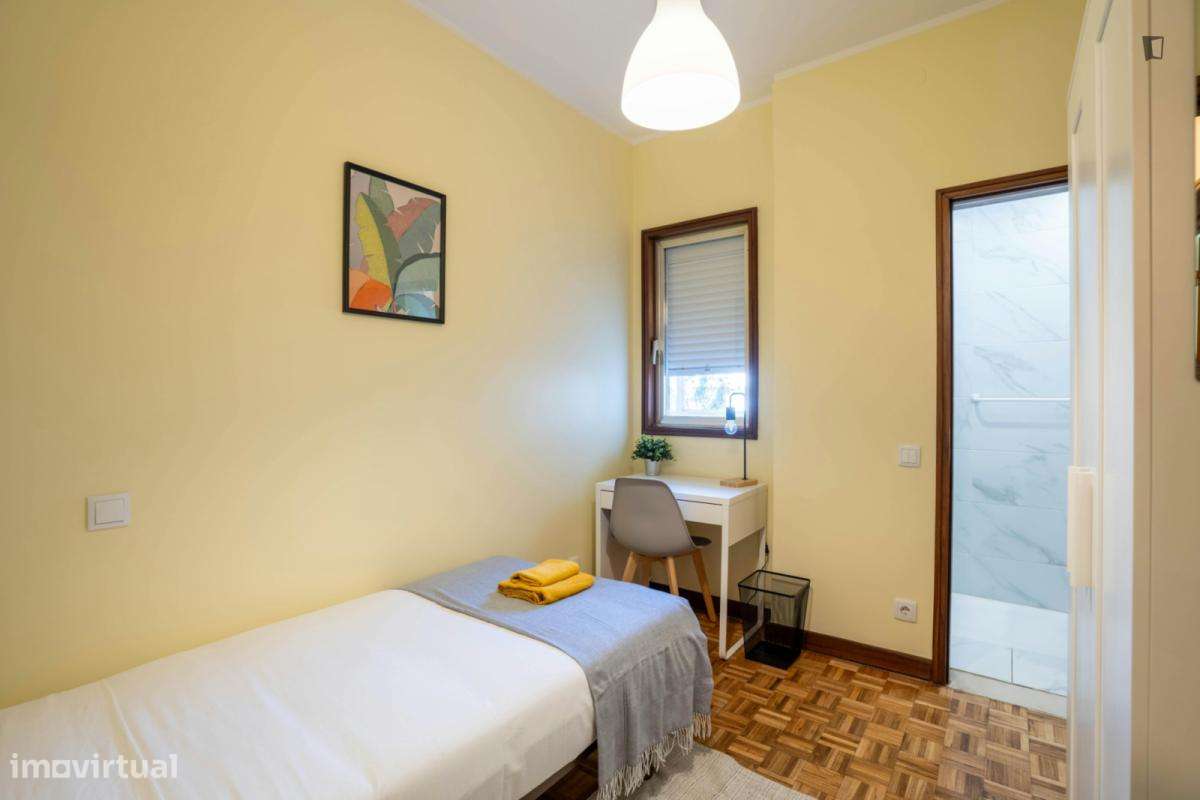 Quarto - localizado em Lordelo do Ouro Porto - Grande imagem: 4/9