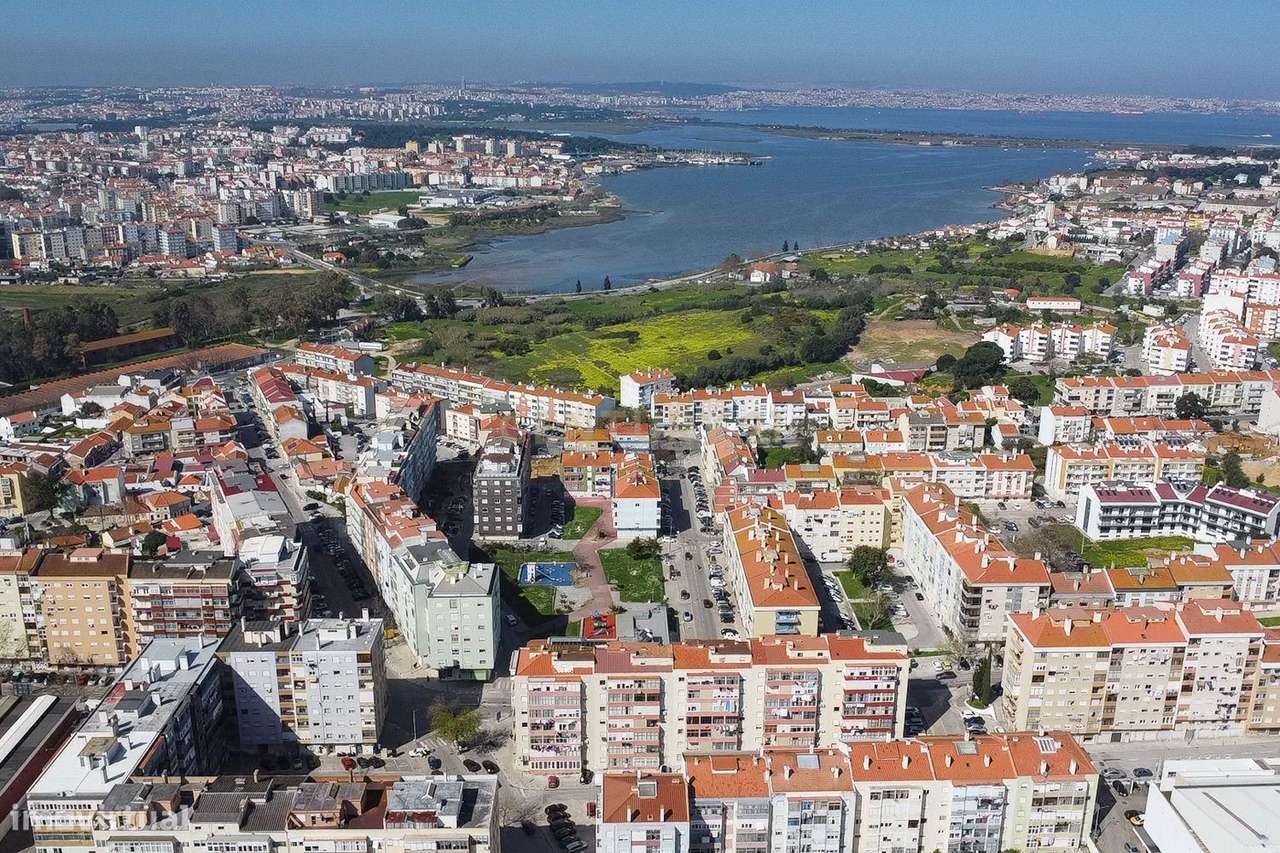 T3 Remodelado com Varanda e Vista para Lisboa – Torre da Marinha, Seix-32
