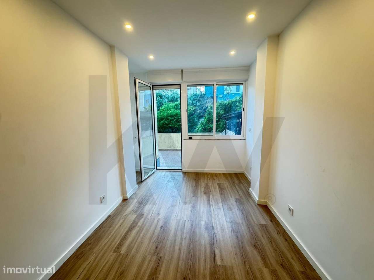 T2 com Pátio Privativo nas Mercês – O Seu Refúgio ao Ar Livre-18