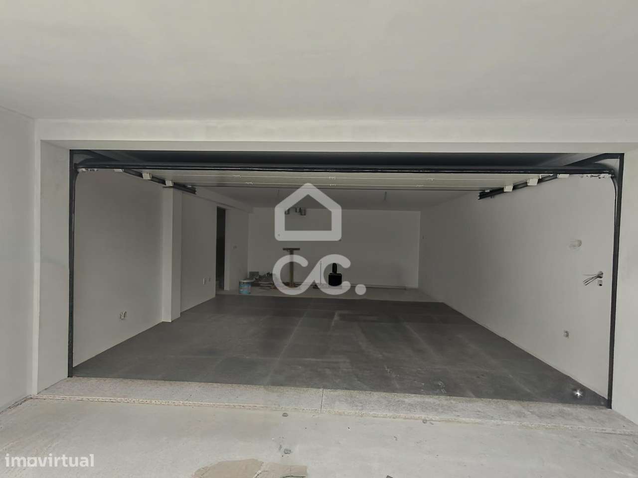 Moradia T3 Nova com 3 Suites, Jardim e Terraço – Design Contemporâneo-24