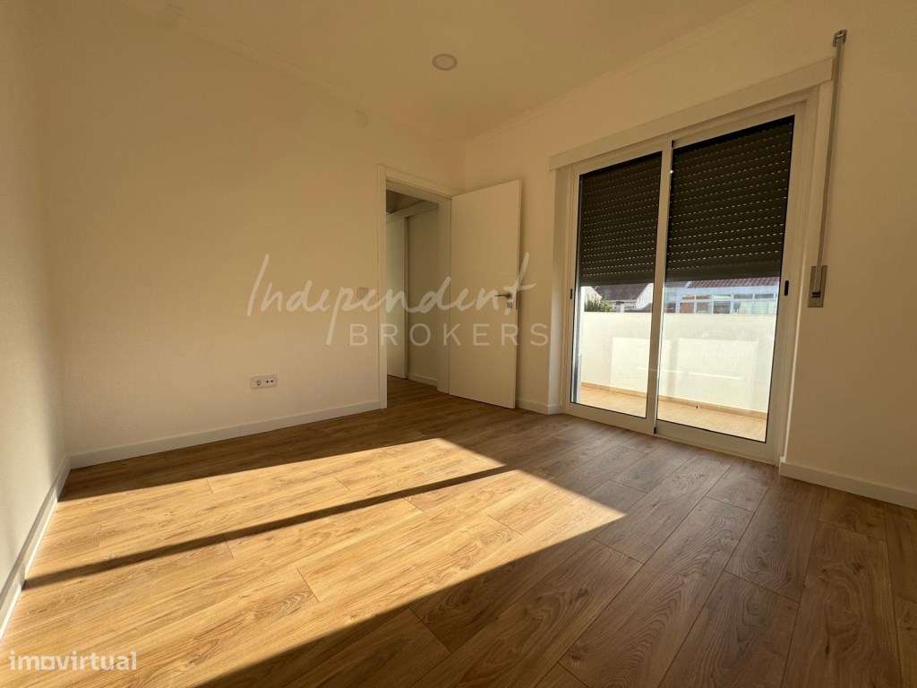 Primeiro andar de moradia, completamente renovada, T3 e a estrear - Grande imagem: 1/60