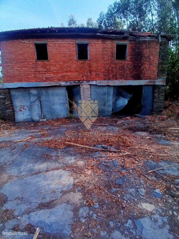 Oportunidade Única: Terreno com 4 Casas para Restauro em Zona de Ref?-10