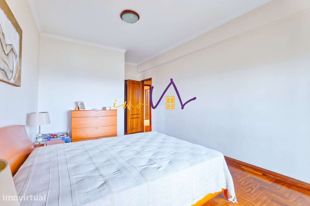 Apartamento T3 com excelentes áreas e uma vista deslumbrante sobre o-12