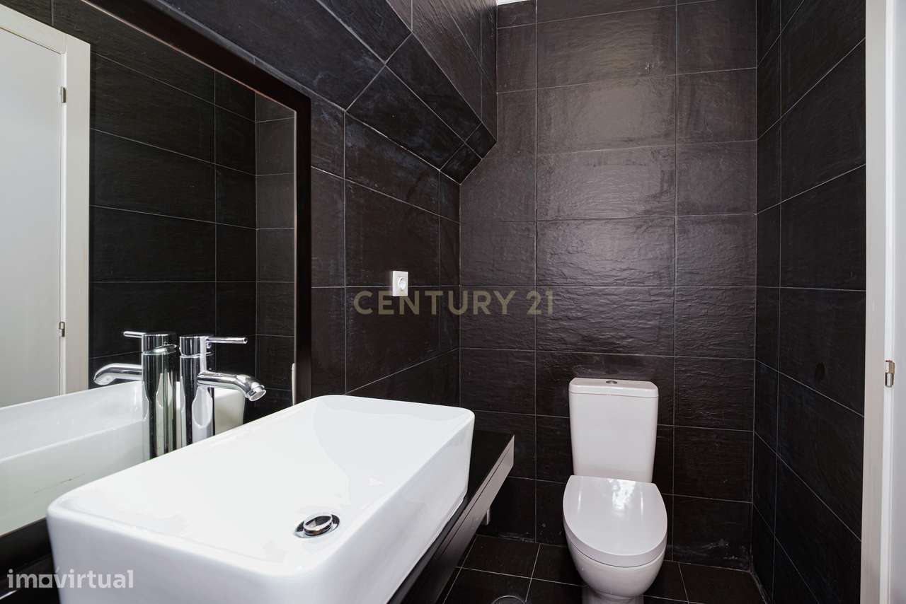 Prédio c/ 2 apartamentos (T1 e T2) com Pátio e Terraço - Centro Histór-14