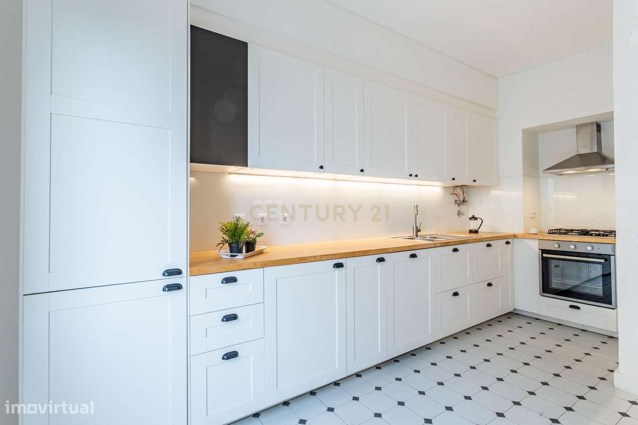 Apartamento T2 renovado, com estacionamento e elevador, em Campo de Ou - Grande imagem: 2/23