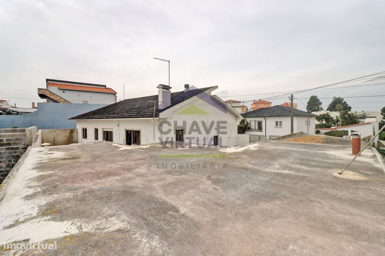 Moradia V3 com Terreno Urbano e Garagem - Seixal, Lourinhã-51