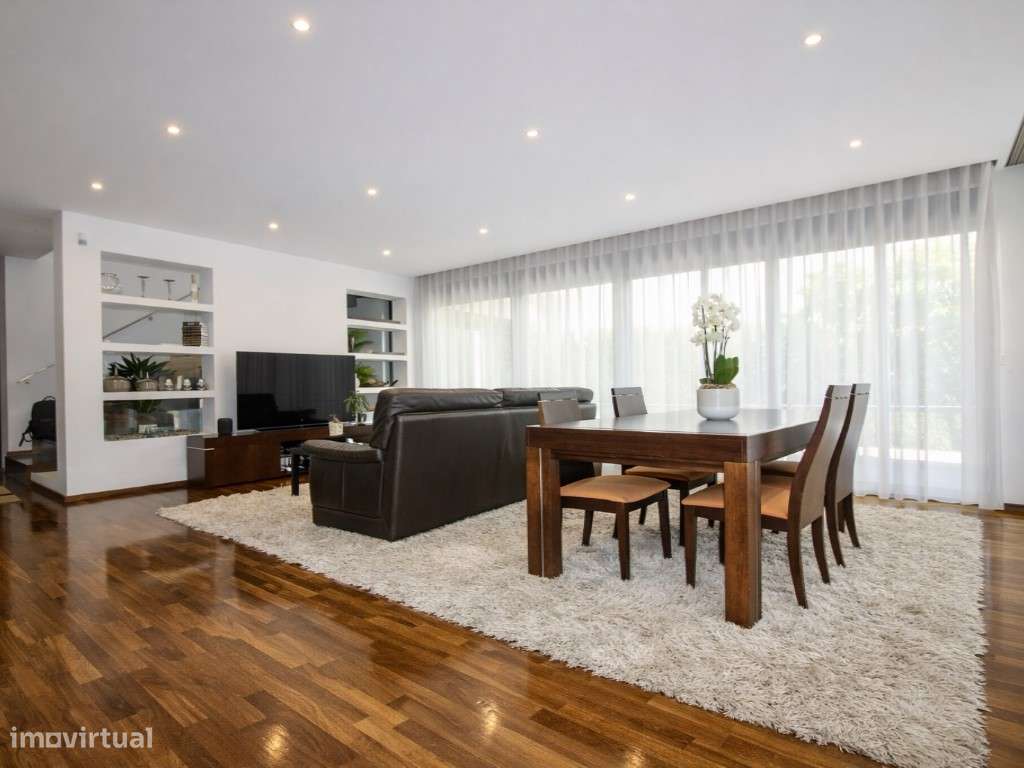 Moradia T4 com 4 frentes e jardim privado com árvores espaço e lumi...-15