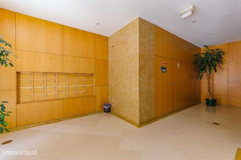 T2 Ed. Alves Redol com terraço, parqueamento e arrecadação. - Grande imagem: 4/5