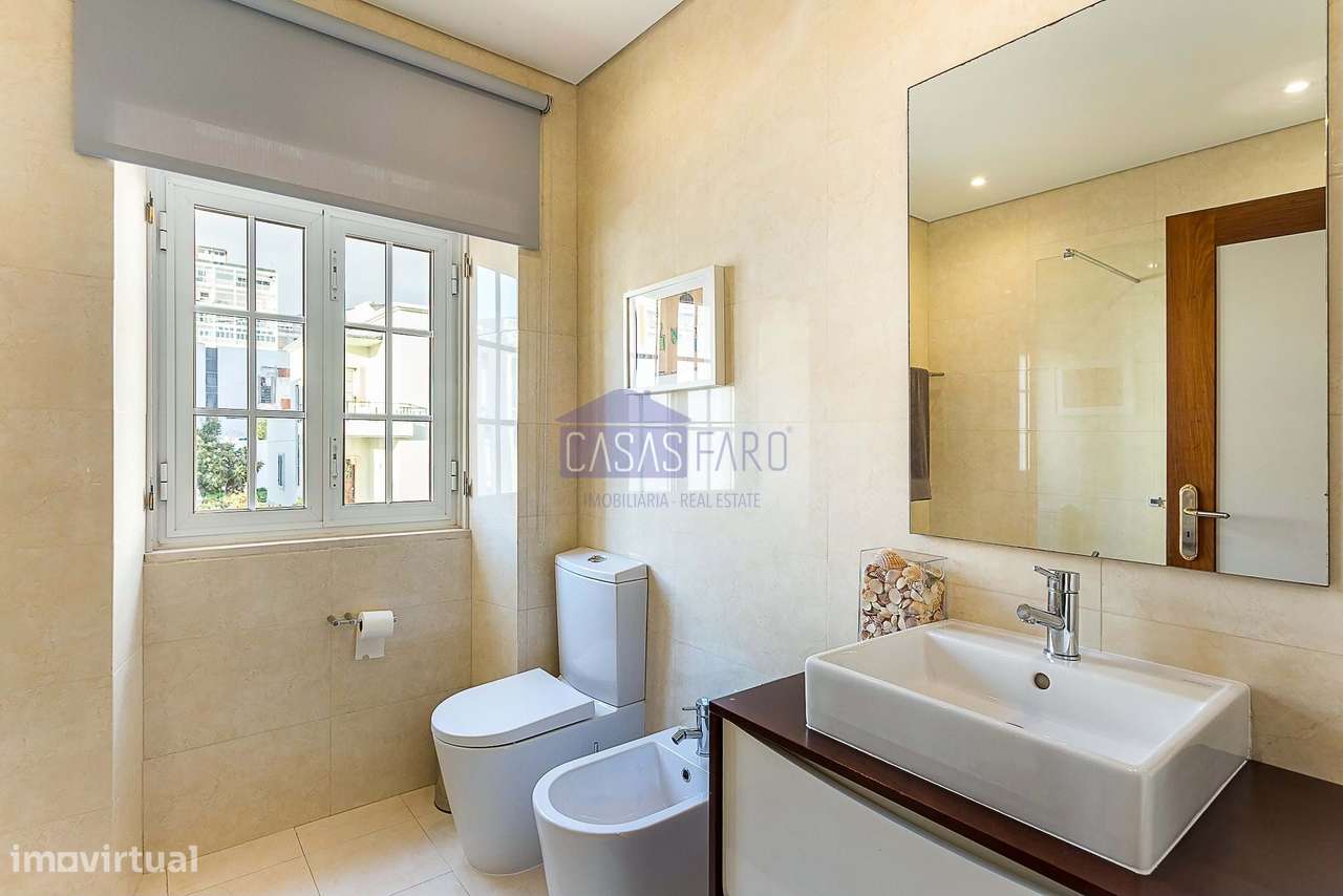 Imponente Moradia V3 de 3 pisos na zona da Avenida 5 de Outubro em Far-25