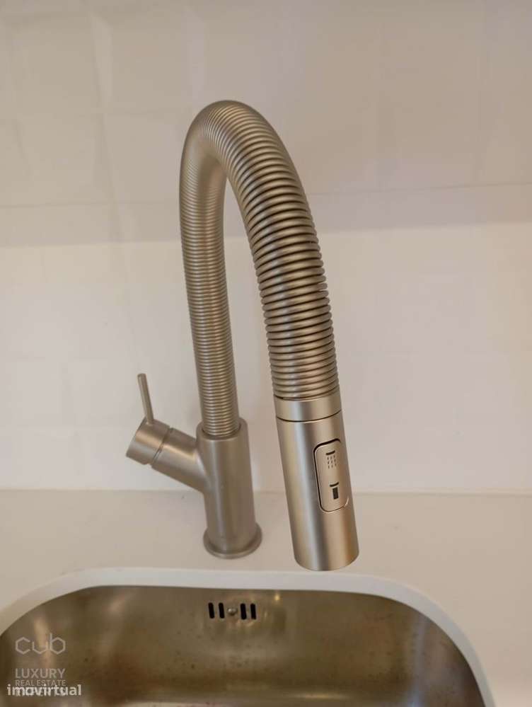 Apartamento T2 Remodelado no Coração de Almada — Elegância, Luz e Cent-4