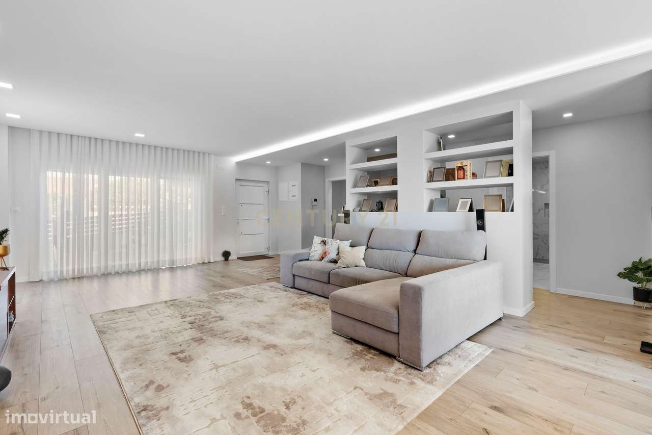 Moradia Geminada T5 com Cave, Jardim e Estacionamento localizada no Va - Grande imagem: 4/52