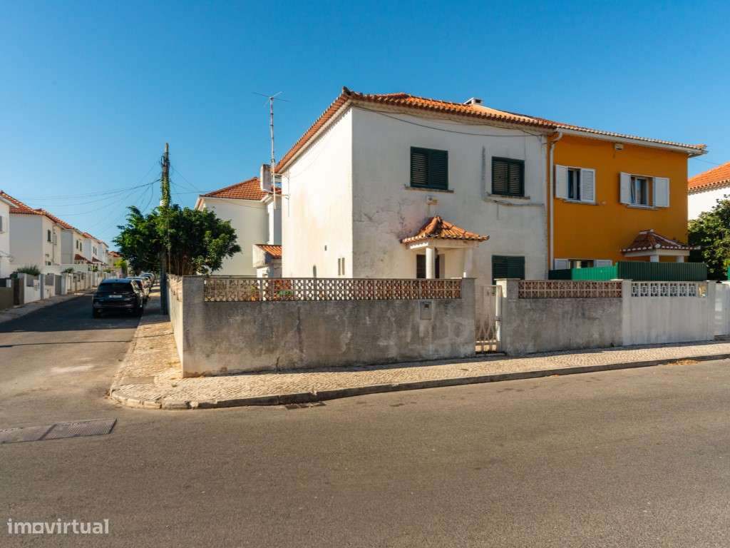Moradia geminada de esquina em Caselas, com jardim e projecto aprovado-0