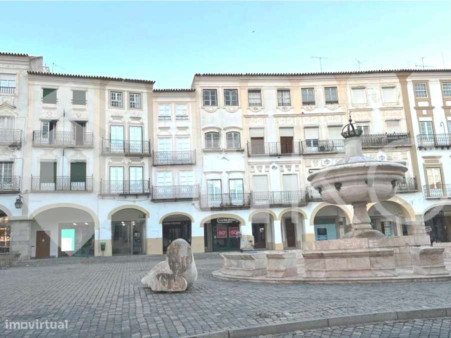 METADE DE PRÉDIO HISTÓRICO (DUPLEX) NA PRAÇA DO GIRALDO – ÉVORA, PATRI - Grande imagem: 1/45