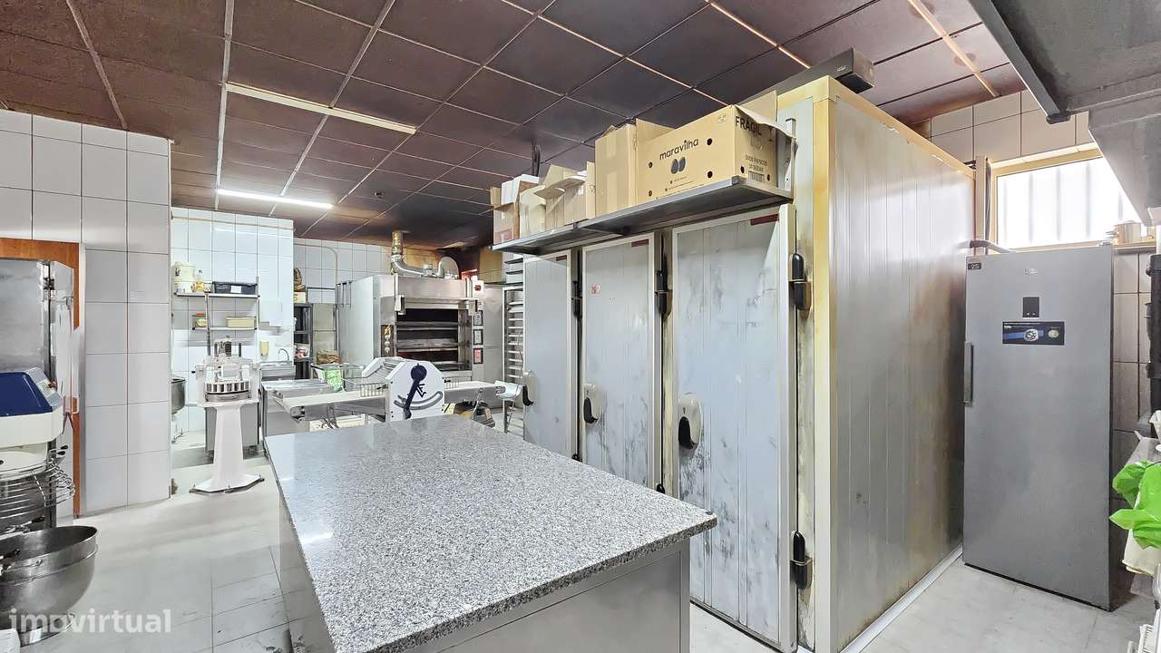 Amplo Espaço Comercial em Sarrazola – Cacia-19