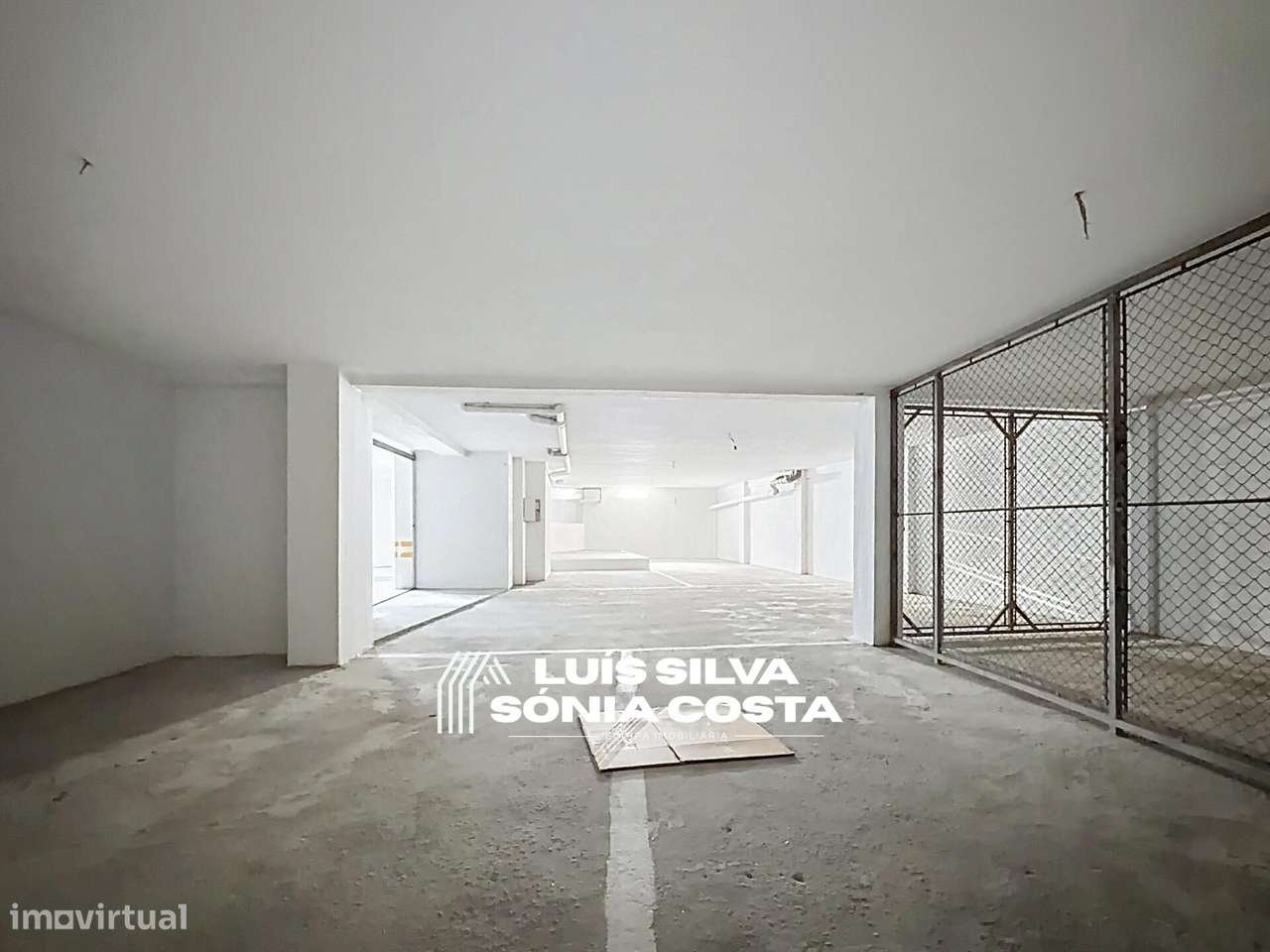 Garagem fechada c/ 166m2 & Estacionamento para 9 Carros no centro...-13