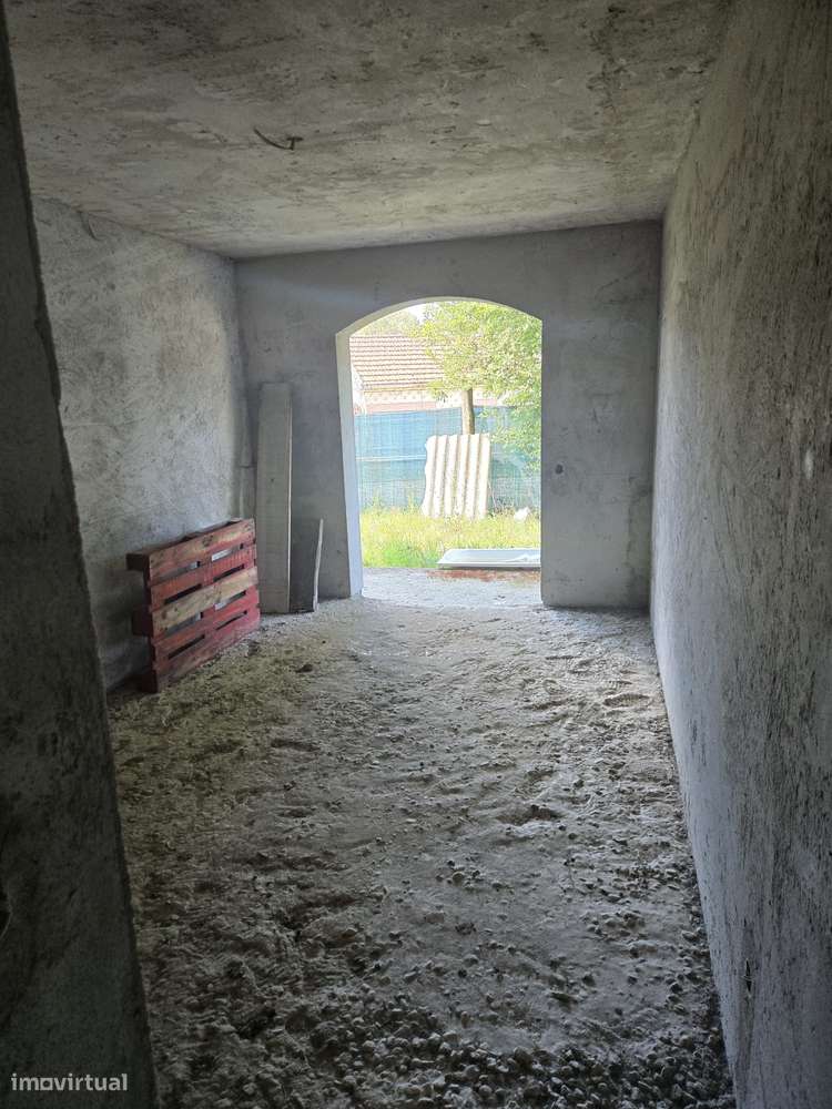 Terreno para construção com 955m2 com casa pronta de pedreiro.-13