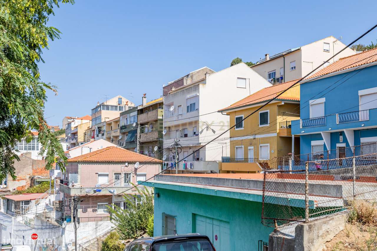 Prédio de 4 pisos com 8 frações no Catujal para investimento.-8