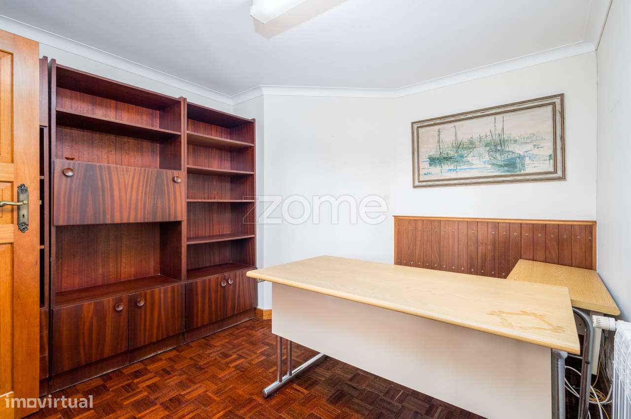 Moradia T4 (espaçosa) em Casais de Mem Martins-47