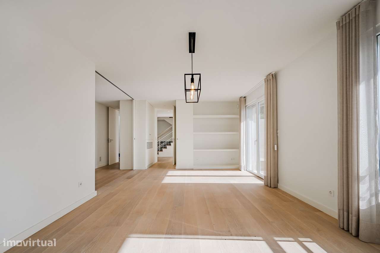 Moradia T4 com Piscina e Terraços Panorâmicos, Parede-22