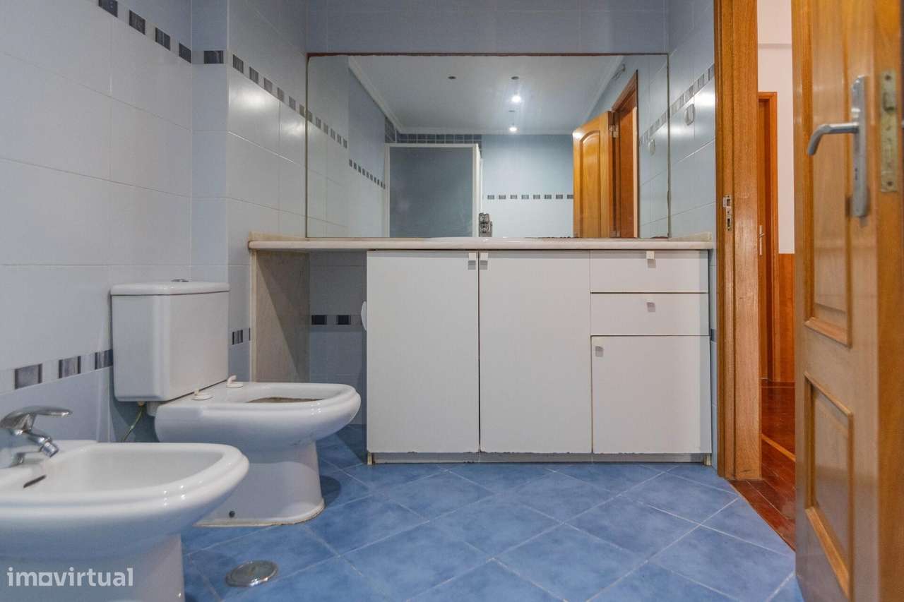T2 Duplex com 101 m2 e 2 WC – Um apto. diferente na Amadora-21