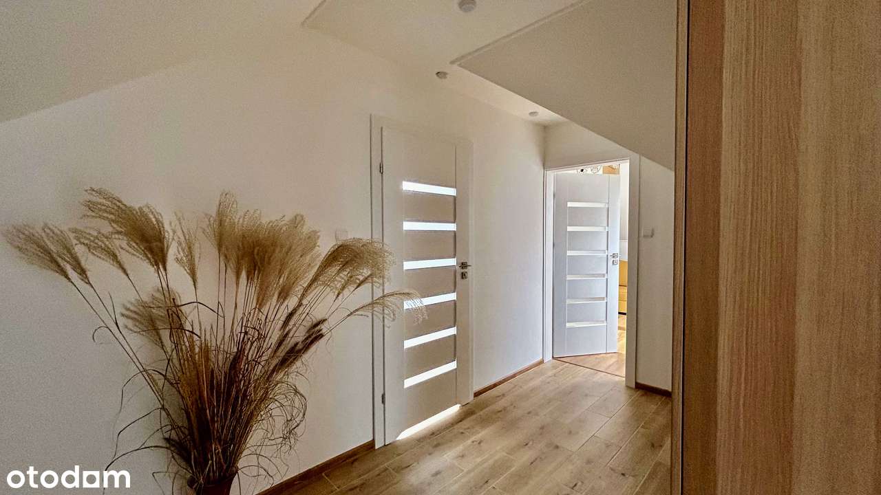 Nowoczesny dom z garażem i zadbanym ogrodem w podmiejskiej okolicy-6