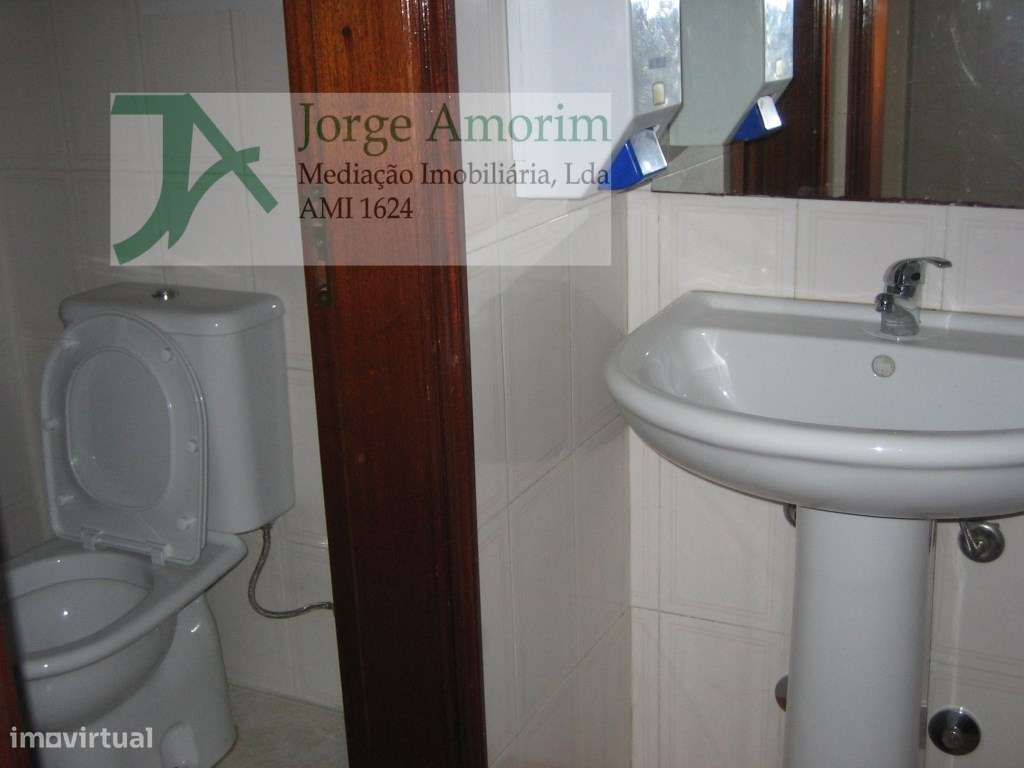 Armazém em zona industrial. 300 m2 . Pé dto 6 mt. Entra tir.
Cober... - Grande imagem: 5/5