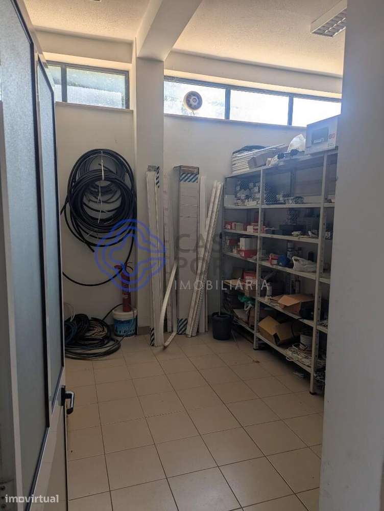 loja em Santa Comba Dão com acesso  exterior para cargas - Grande imagem: 5/18
